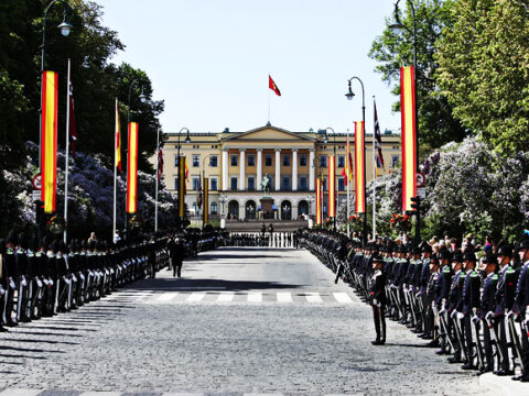 Karl Johan street decorated and the Royal Guard lined up for the state visit from Spain, spring 2006 (Photo: Sara Johannessen, Scanpix) 